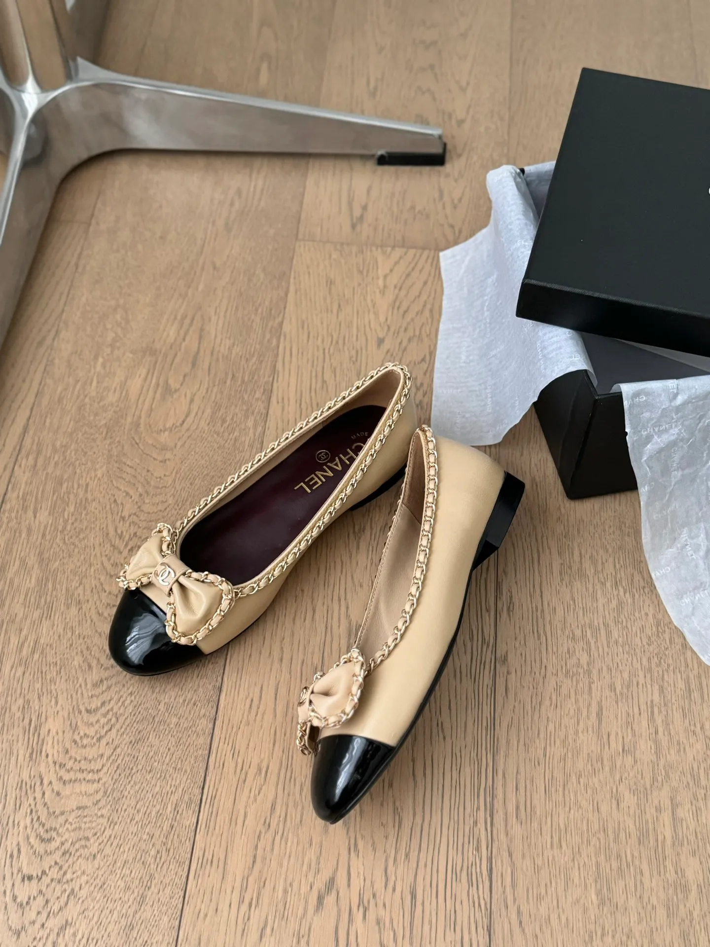 👟👟Ex-factory price 580👟👟 Purchasing agent Chanel Xiaoxiang 24A new chain double C thick heel shoes! 1:1 replica of the original. A classic among classics. It is perfect whether paired with trousers or skirts. The small round head design is very good at modifying the shape of the feet. A must-have for little fairies! The upper is made of imported lambskin, the lining is top-grade mixed sheepskin, and the outsole is imported Italian cowhide. Heel height: 2.5cm. Size: 35-39 (40/41/42/43 customized)
